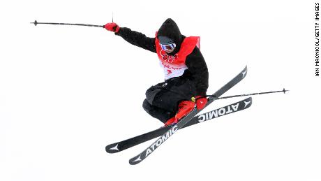 Kenworthy wzbija się w powietrze podczas rundy kwalifikacyjnej Half Pipe dla mężczyzn w jeździe na łyżwach w 13. dniu Zimowych Igrzysk Olimpijskich w Pekinie 2022 w Genting Snow Park 17 lutego 2022 r. w Zhangjiakou w Chinach.