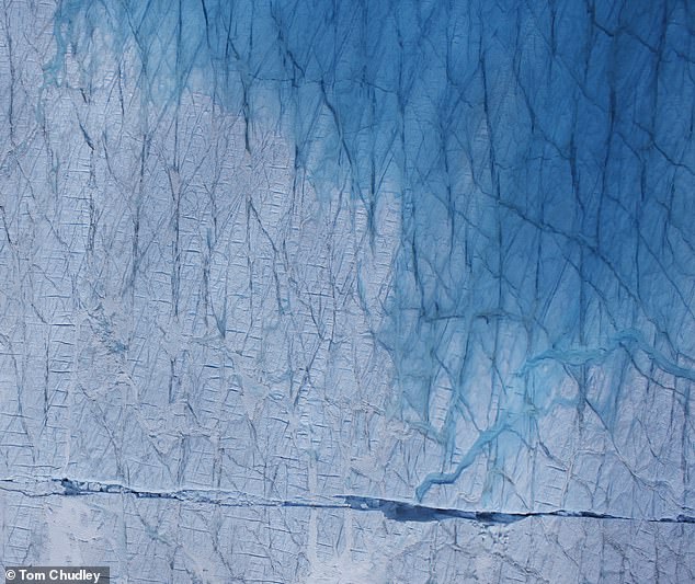 Ale wiele z tych jezior szybko spływa na dno, spadając przez pęknięcia i duże pęknięcia, które tworzą się w lodzie (na zdjęciu)