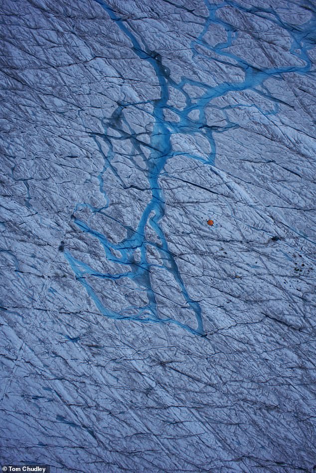 Naukowcy oszacowali, że latem 2014 roku na dno Store Glacier trafiało do 82 milionów metrów sześciennych wody dziennie.
