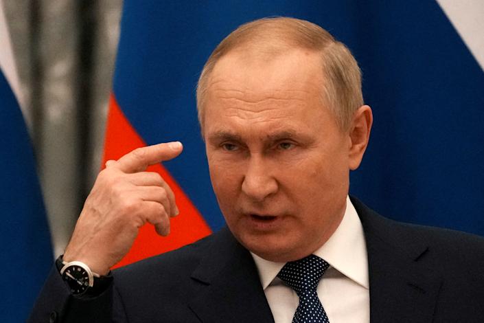 Prezydent Rosji Władimir Putin wygłasza przemówienie na konferencji prasowej w Moskwie.
