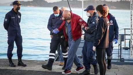 Uratowany pasażer przybył do portu na Korfu w piątek, po ewakuacji setek osób ze statku.