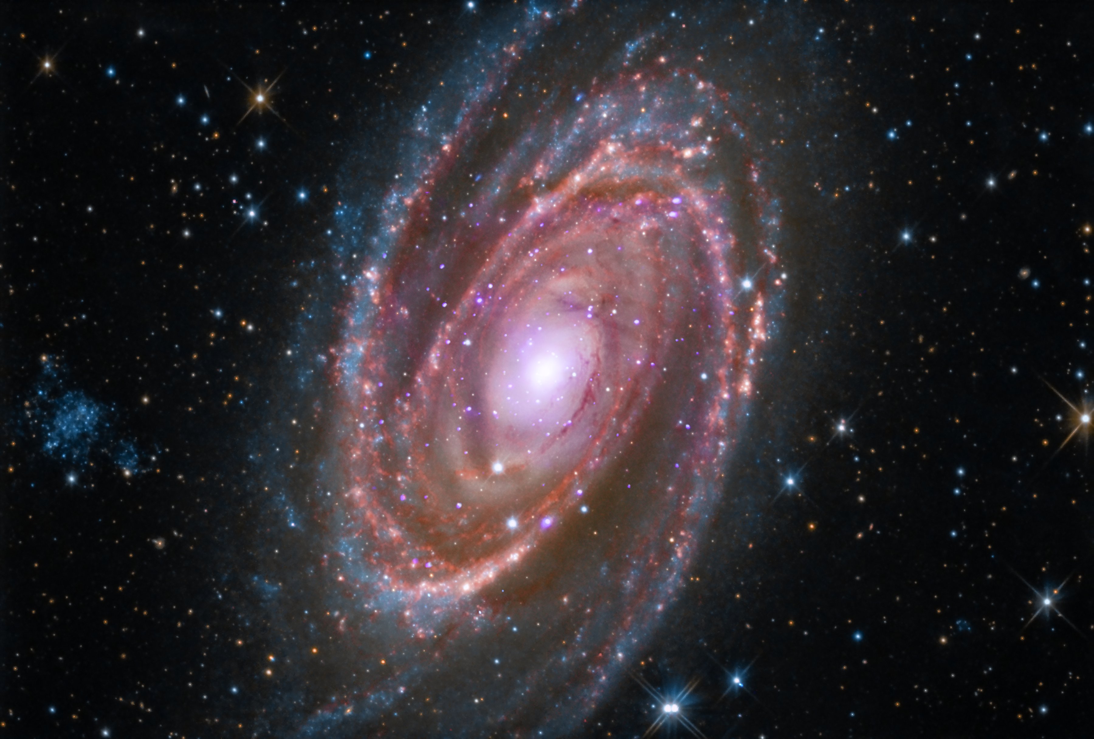 Galaktyka spiralna M81 znajduje się około 12 milionów lat świetlnych od Ziemi.