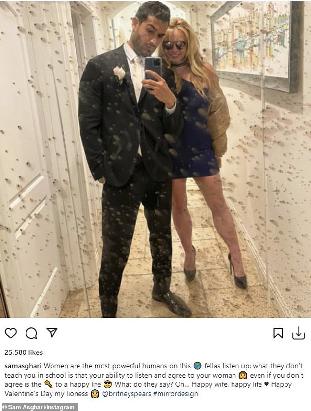 Taka słodka: często nazywa ją swoją „żoną” na Instagramie, co sprawia, że ​​nie jest jasne, czy zaręczona para rzeczywiście szła do ołtarza.  A w poniedziałek Sam Asgari podzielił się swoim zdjęciem z 40-letnią Britney Spears, robiąc słodkie selfie w lustrze, ponownie nazywając ją swoją „żoną”.