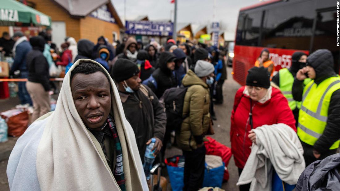 Zagraniczni studenci uciekający z Ukrainy mówią, że na granicy spotykają się z rasizmem