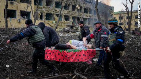 Ukraiński personel ratunkowy i wolontariusze przewożą ranną ciężarną kobietę ze szpitala położniczego zniszczonego w wyniku bombardowania w Mariupolu na Ukrainie, środa, 9 marca 2022 r. 