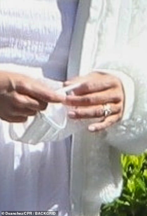 Ma do tego piękny pierścionek!  Nowożeńcy błysnęli swoimi lśniącymi, nowymi, złotymi obrączkami, które mienią się w słońcu