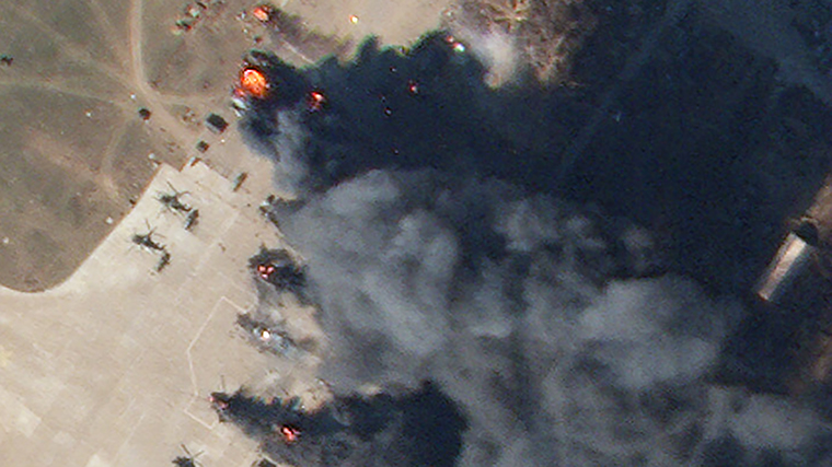 Na powiększonej części obrazu widać płonące helikoptery. 