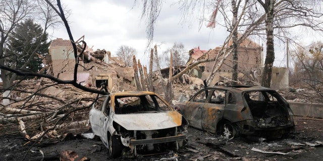 Rozbite samochody po nocnym nalocie na wioskę Buszew, 40 kilometrów na zachód od Kijowa na Ukrainie, piątek 4 marca 2022 r.