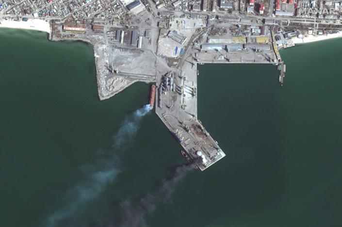 Zdjęcia satelitarne pokazują rosyjski okręt desantowy w płomieniach w porcie Berdiańsk (na dole) po uderzeniu przez siły ukraińskie w meczu 24.