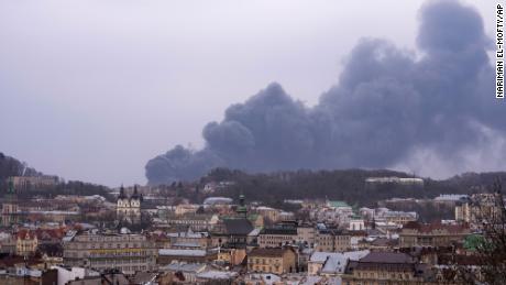 W sobotę we Lwowie na zachodniej Ukrainie uniósł się dym.