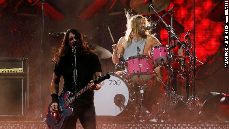 Dave Grohl i Taylor Hawkins z Foo Fighters występują podczas trzeciego dnia Lollapalooza Chile 2022 w Parque Bicentenario Cerrillos w Santiago.