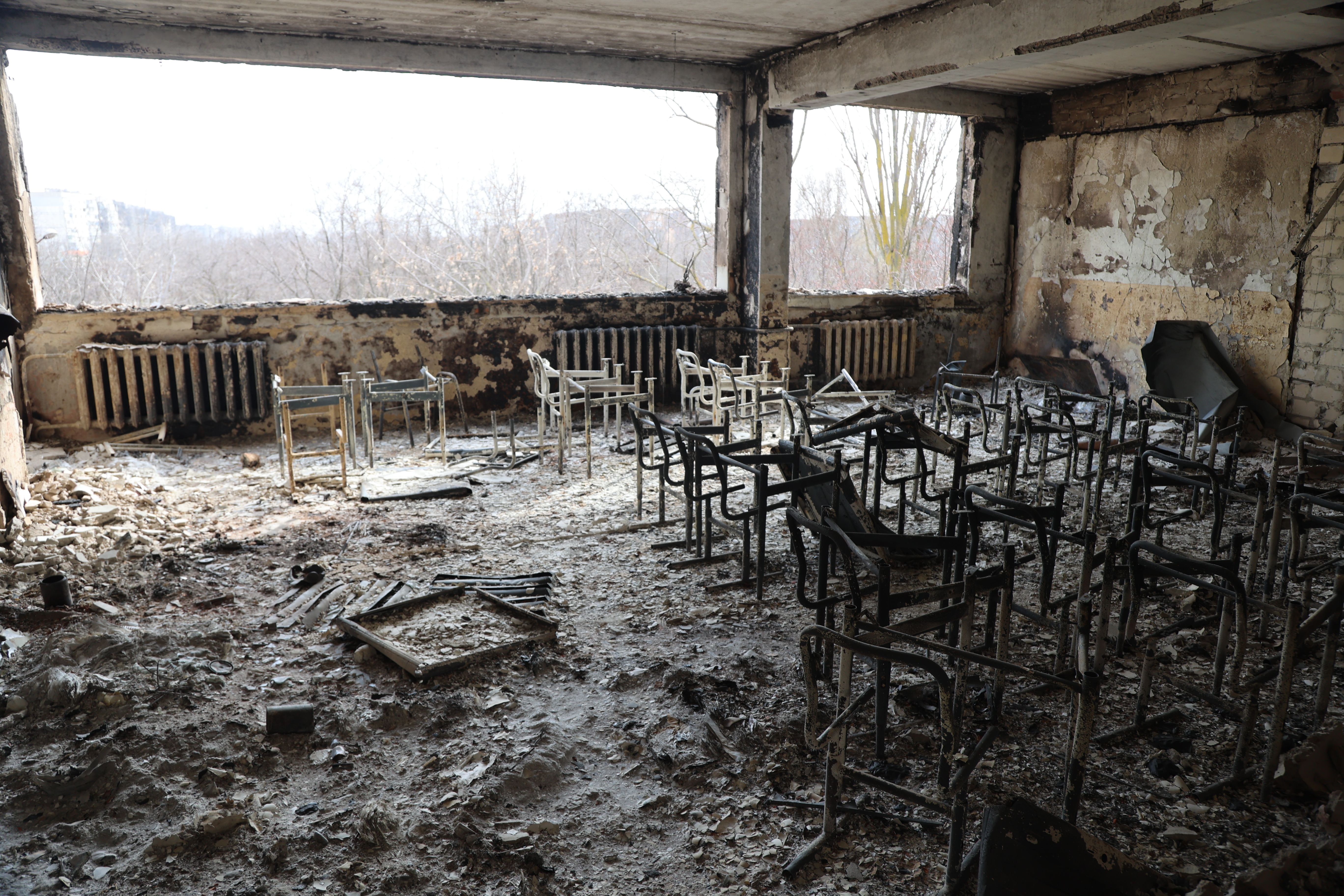     Widok zniszczonej szkoły po zbombardowaniu ukraińskiego miasta Mariupol, będącego pod kontrolą armii rosyjskiej i prorosyjskich separatystów, 29 marca.