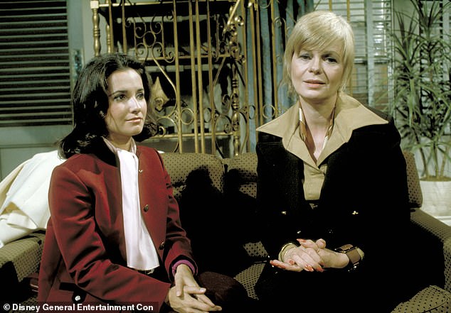 Telewizyjny weterynarz: gwiazda jest najbardziej znana z grania Erici Kane w dziennym dramacie ABC All My Children w całej sieci telewizyjnej od 1970 do 2011 roku. Po lewej stronie z Elaine Letchworth, po prawej