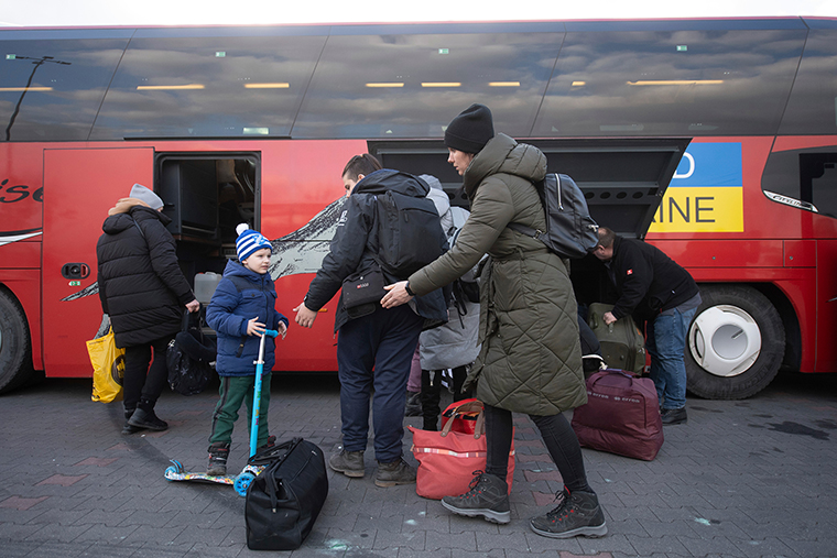 Carolina, która uciekła z Połtawy, czeka z synem 10 marca w centrum dystrybucyjnym w Przemyślu, aby wsiąść do autobusu jadącego do Pforzheim.