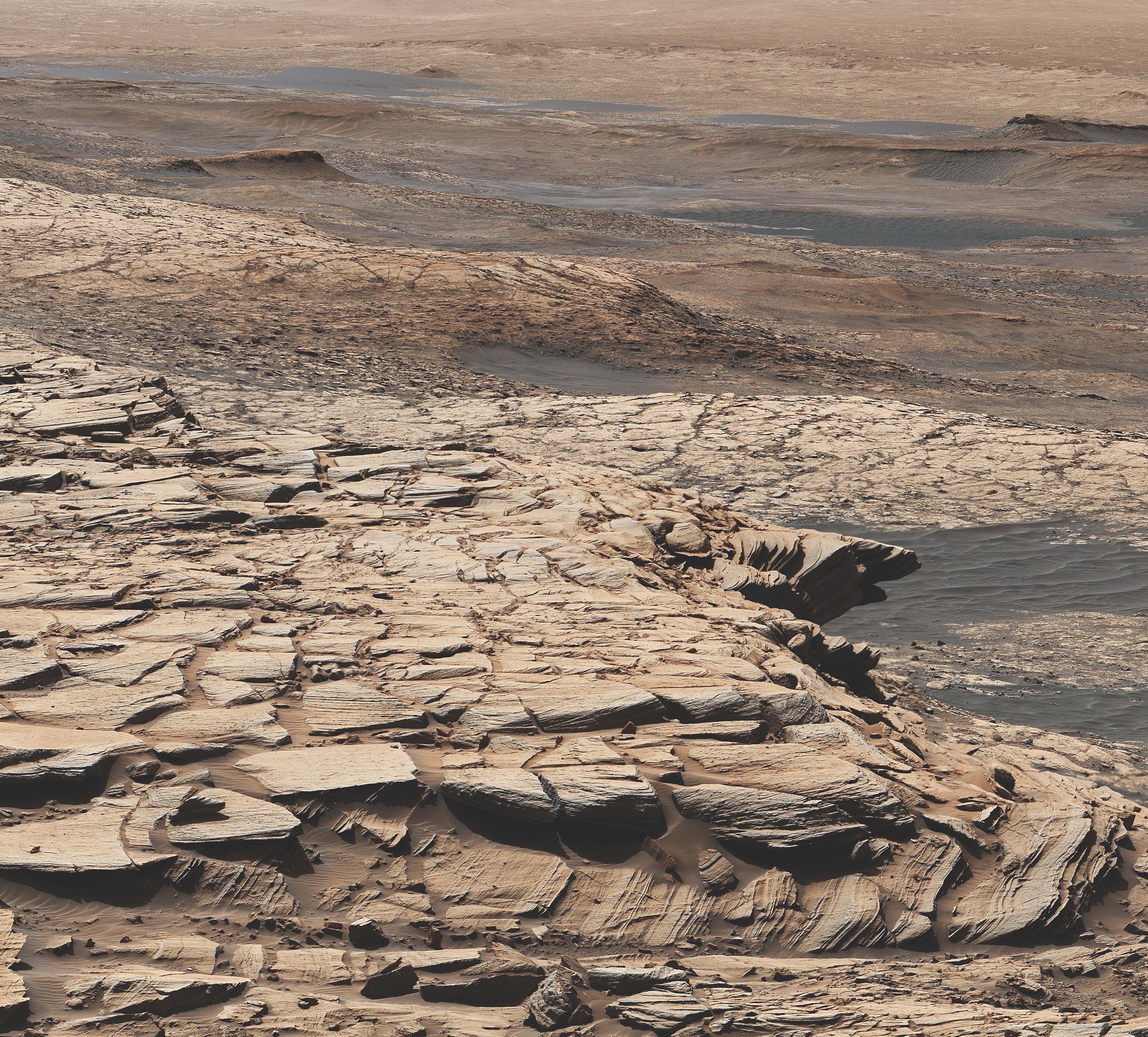 Ta mozaika została wykonana ze zdjęć wykonanych przez kamerę MAST na pokładzie statku kosmicznego NASA Curiosity w dniu Marsa 2729, czyli w dniu Sol w misji.  Pokazuje krajobraz formacji piaskowca Stimson w kraterze Gale.  W tym ogólnym miejscu Curiosity wywiercił otwór w Edynburgu, którego próbkę wzbogacono węglem 12.