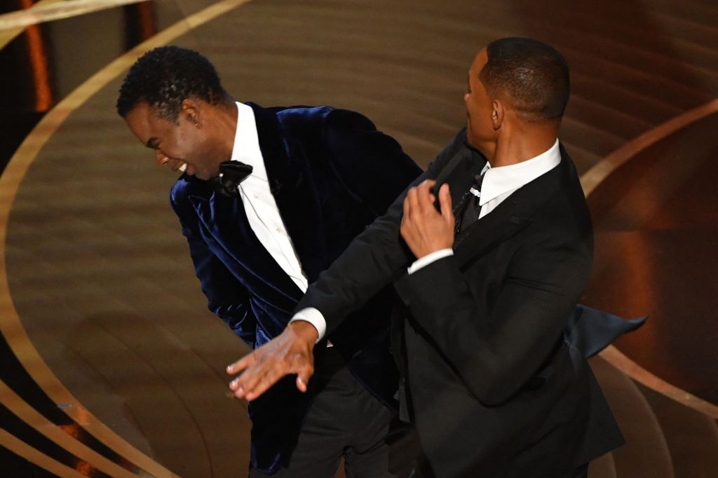 Will Smith uderza Chrisa Rocka podczas 94. Oscarów w Dolby Theatre w Hollywood w Kalifornii 27 marca 2022 r. 