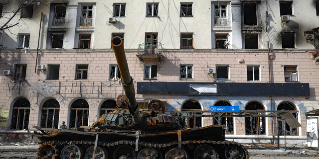 Zniszczony czołg i uszkodzony budynek mieszkalny na obszarze kontrolowanym przez wspierane przez Rosję siły separatystów w Mariupolu na Ukrainie we wtorek, 26 kwietnia.