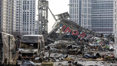 Spalone samochody i gruz centrum handlowego po rosyjskim zamachu bombowym na Ukrainie.