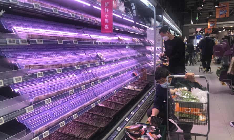 Puste półki supermarketów w Szanghaju
