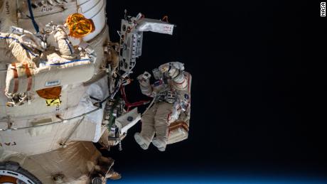 18 kwietnia rosyjscy kosmonauci Denis Matveyev i Oleg Artemyev pracowali poza rosyjską częścią stacji przez sześć godzin i 37 minut.  Pojawia się Artemyev, którego można rozpoznać po czerwonych paskach w skafandrze kosmicznym.