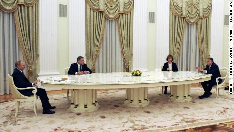 Orbán odwiedził swojego sojusznika Putina na kilka tygodni przed inwazją Moskwy na Ukrainę.