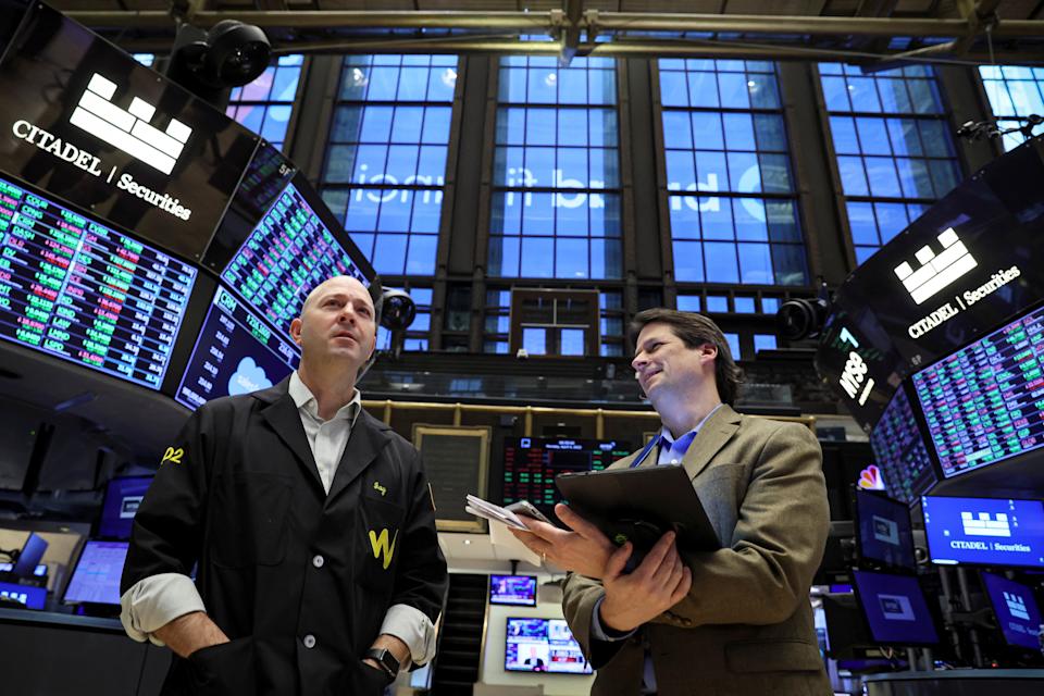Handlowcy pracują na parkiecie nowojorskiej giełdy (NYSE) w Nowym Jorku, USA, 4 kwietnia 2022 r. REUTERS / Brendan McDermid
