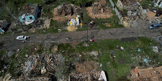 Zniszczone domy we wsi Velhivka koło Charkowa na Ukrainie, w czwartek 11 maja.