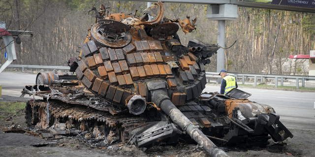 Na autostradzie prowadzącej do Kijowa na Ukrainie widać uszkodzony rosyjski czołg.