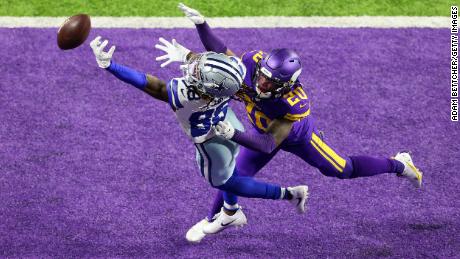 CeeDee Lamb of the Dallas Cowboys próbuje złapać Jeffa Gladneya z Minnesota Vikings podczas meczu NFL 22 listopada 2020 r. w Minneapolis w stanie Minnesota. 