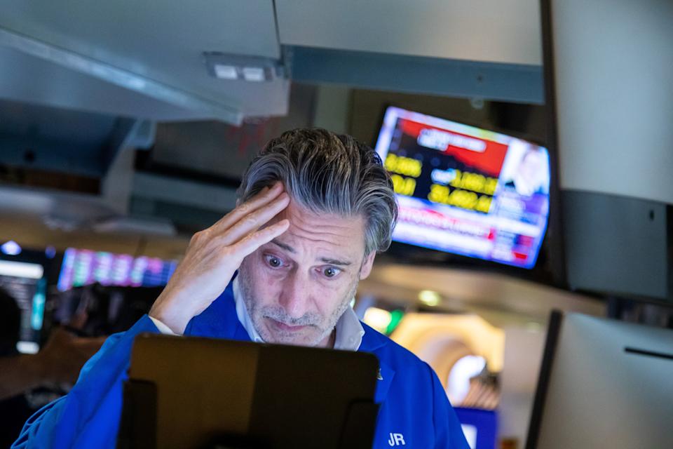 Handlowiec pracuje na giełdzie NYSE w Nowym Jorku, 18 maja 2022 r. Akcje w USA spadły w środę, ponieważ słabe zyski głównych handlowców detalicznych podsyciły obawy o wpływ inflacji.  Indeks Dow Jones Industrial Average spadł o 1 164,52 punktu, czyli 3,57%, do 3 1490,07 punktu.  Według danych rynkowych Dow Jones był to najgorszy dzienny spadek procentowy od czerwca 2020 roku.  (Zdjęcie: Michael Nagle/Xinhua za pośrednictwem Getty Images)