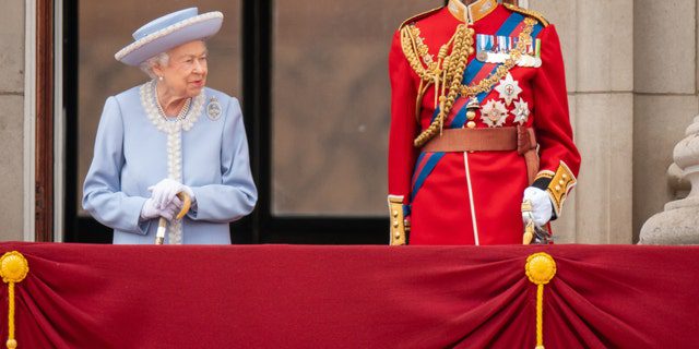 Królowa Elżbieta i książę Edward, książę Kentu, oglądają paradę urodzinową królowej z Pałacu Buckingham.