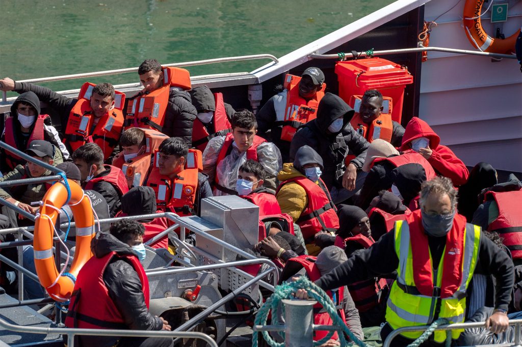 Brytyjskie siły straży granicznej aresztowały migrantów w Dover Harbor w Wielkiej Brytanii 22 maja 2022 r.