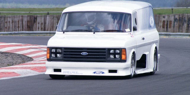 Supervan z 1984 roku wykorzystywał zmodyfikowaną platformę wyścigowego samochodu Ford C100.