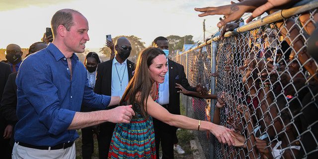 Catherine, księżna Cambridge i książę William odwiedzają Trench Town, miejsce narodzin reggae, podczas trasy po Karaibach 22 marca 2022 r. w Kingston na Jamajce.