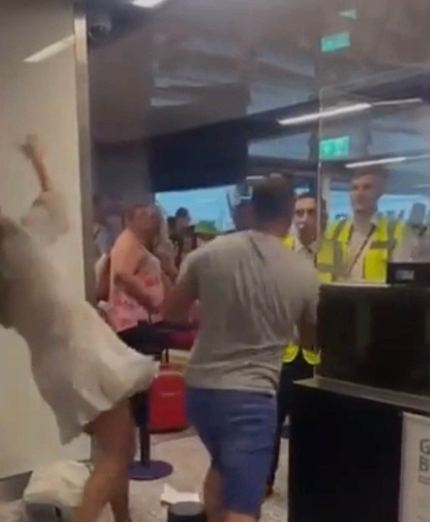 Zrzut ekranu z filmu przedstawiającego bójkę na lotnisku