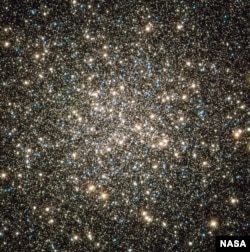 To zdjęcie, uchwycone przez Kosmiczny Teleskop Hubble'a, pokazuje M13, czyli konstelację Herkulesa, znajdującą się 25 000 lat świetlnych od Ziemi.  Kredyty obrazkowe: NASA, ESA i Hubble Heritage Team)