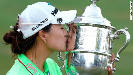 Minji Lee zaakceptował Harton S Cup.  Proste po wygraniu ostatniej rundy mistrzostw US Open Women's Golf Championship.