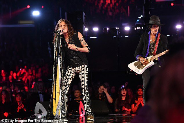 Wprowadź zmiany: Aerosmith miał wcześniej rozpocząć serię pokazów w Las Vegas w zeszłym miesiącu, chociaż występy zostały odwołane;  Tyler był widziany z gitarzystą Joe Perry w 2020 roku