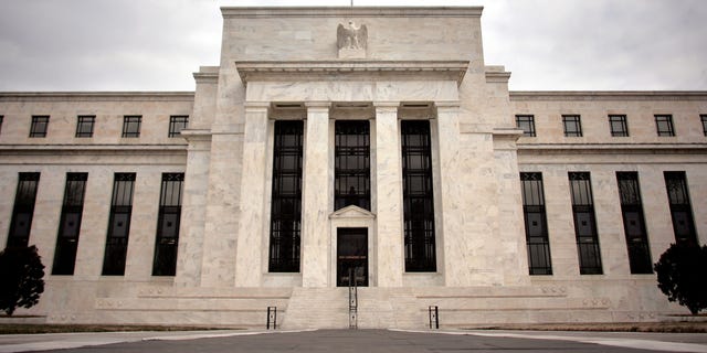 WASZYNGTON - 22 stycznia: Budynek Rezerwy Federalnej jest postrzegany w dniu 22 stycznia 2008 r. w Waszyngtonie.  (Zdjęcie: Chip Somophila/Getty Images)