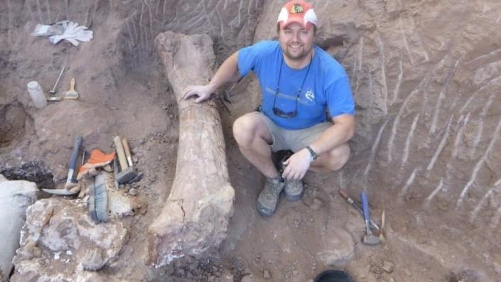 Paleontolog Peter Makovicki bada skamieniałości dinozaurów w wykopaliskach w północnej Patagonii w Argentynie