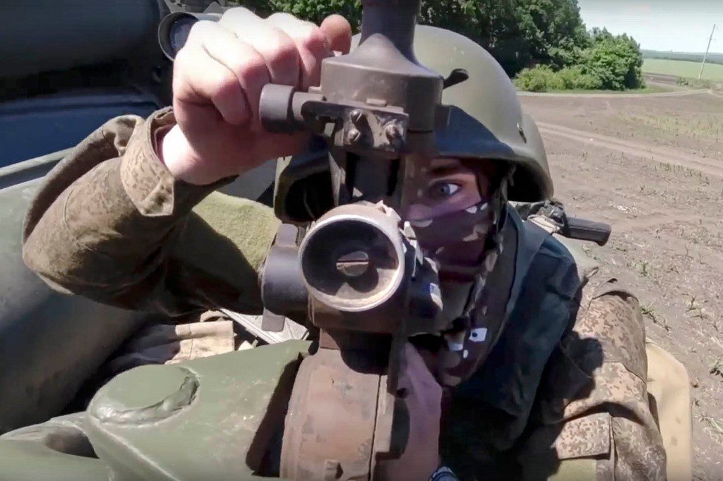 Rosyjska artyleria przygotowuje się do ostrzału sił ukraińskich w nieujawnionym miejscu.