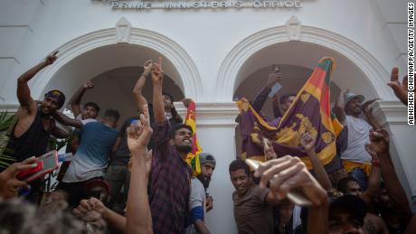Sri Lanka jest w nieładzie, a jej prezydent uciekł.  Oto co wiemy