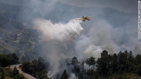 Portugalia cierpi z powodu suszy, a samoloty gaszą pożary lasów w Ourem, na północ od Lizbony. 