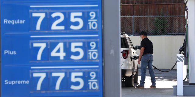 Ceny benzyny powyżej 7,00 USD za galon są wyświetlane na stacji benzynowej Chevron 25 maja 2022 r. w Menlo Park w Kalifornii.  (Justin Sullivan/Getty Images)