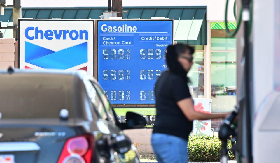 Ceny gazu są wyświetlane na stacji benzynowej w Monterey Park w Kalifornii, 19 lipca 2022 r. Ceny gazu w USA spadły z historycznych maksimów wcześniej latem, a spadek został podkreślony przez politycznie nękany Biały Dom jako znak umiarkowanej inflacji.  Prezydent Joe Biden zwrócił się na Twitterze, aby zwrócić uwagę, że ceny na dystrybutorze spadają od ponad miesiąca, oszczędzając przeciętnemu kierowcy około 25 dolarów miesięcznie.  Ceny benzyny wynoszą obecnie średnio 4495 dolarów za galon, czyli o 10 procent mniej niż w zeszłym miesiącu, ale o 42 procent więcej niż w zeszłym roku, według American Automobile Association.  (Zdjęcie: Frederic J. Brown/AFP) (Zdjęcie: FREDERIC J. BROWN/AFP przez Getty Images)