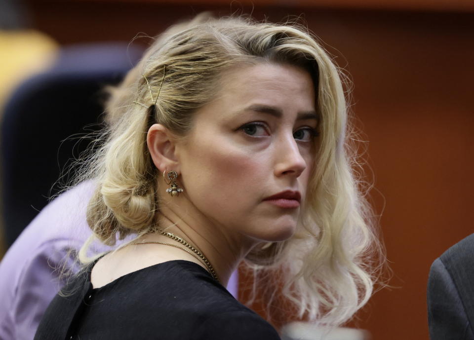 Amber Heard w Fairfax County Courthouse w Wirginii 1 czerwca 2022 roku, kiedy zapadł wyrok w sprawie Johnny'ego Deppa.