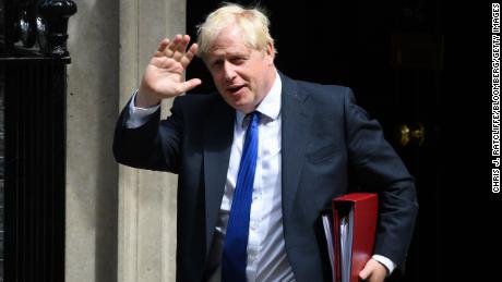 Boris Johnson trzyma się swojego premiera po tym, jak dziesiątki brytyjskich prawodawców odeszło i namawiało go do rezygnacji