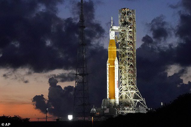 Shaun i Orion zostaną wystrzelone przez NASA Space Launch System - 322 stopy (98 m) wysokości, 23 miliardy dolarów - jeszcze tego lata.