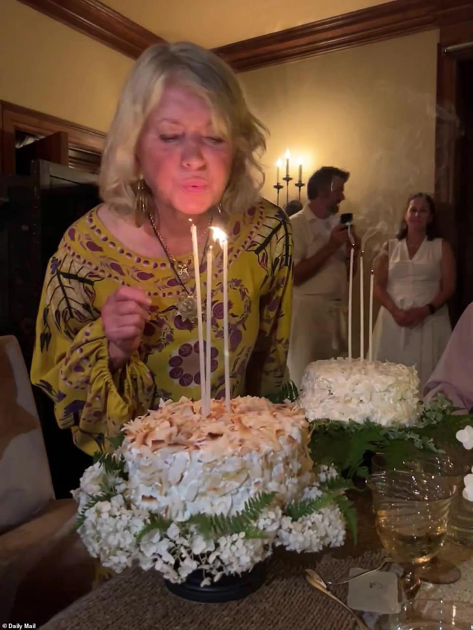 Jej urodziny: goście cieszą się jej Chardonnay, 19 Martha Chard Crimes, plus chłopak Molly Chapelt Cabernet Sauvignon