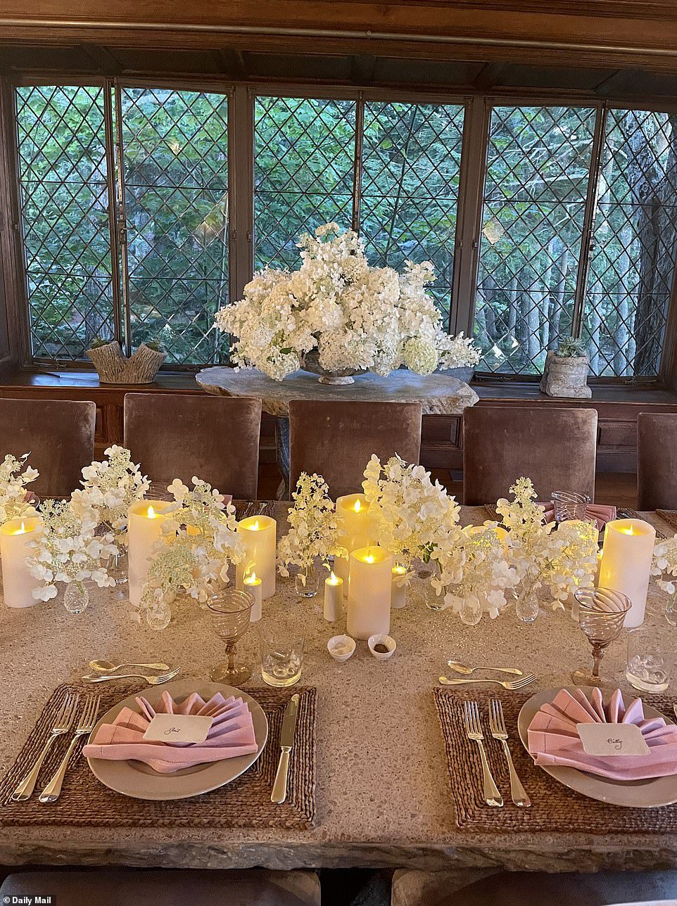 Światło świec: ustawienia stołu obejmują odcienie bieli, różu i brązu
